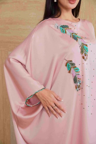 جلابية كريب وردية مطرزة