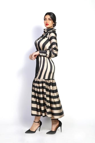 فستان من الساتان بتقليمات عريضة مع حزام أسود