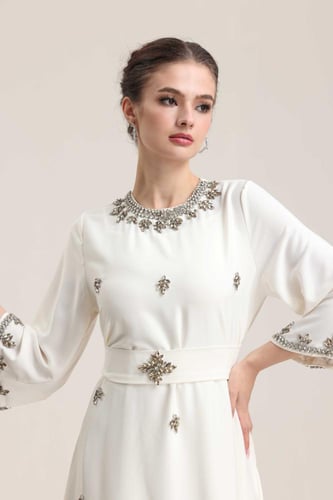 جلابيه اوف وايت مطرزه بحزام