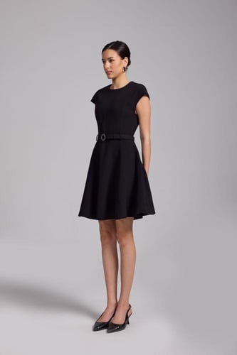 فستان أسود قصير بحزام