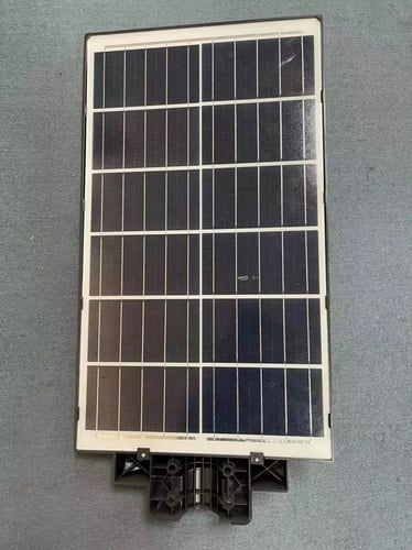 كشاف شارع بقوة 800 واط بالطاقة الشمسية