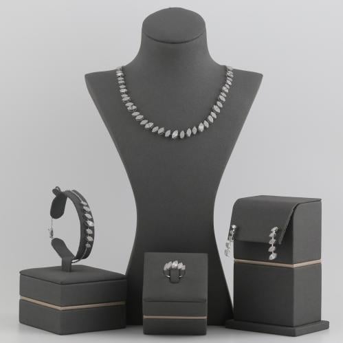 طقم ذهب ابيض بتصميم حبات الكريستال اللماعه - عيار...