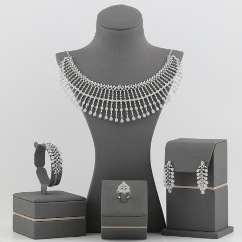 طقم ذهب ابيض تصميم الماس عيار 18