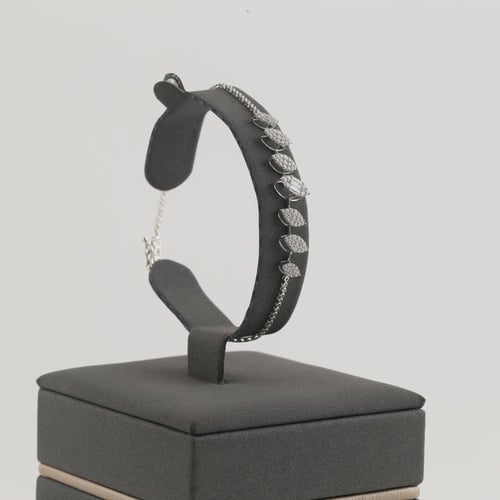 طقم ذهب ابيض بتصميم حبات الكريستال اللماعه - عيار...