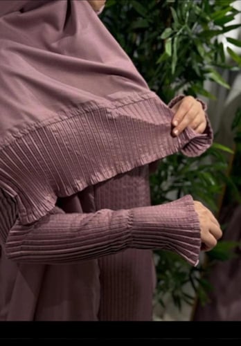 طقم انيق ورود متناثره