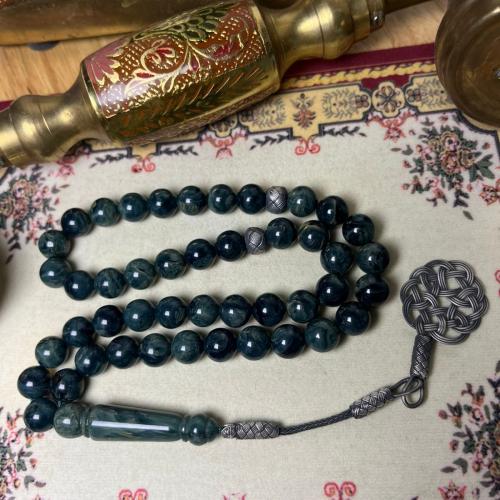 مسباح بكلايت زيتي معتق الشكة: طربزونة وفواصل فضة