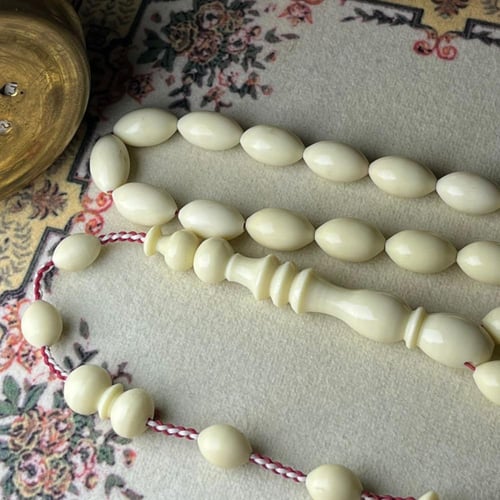 مسباح ضومنه صب قديم -القصة بيض حمام- حجم الخرز 8 م...