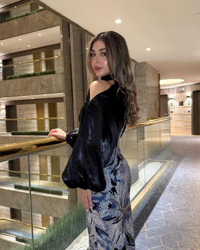 فستان ريش الطاووس