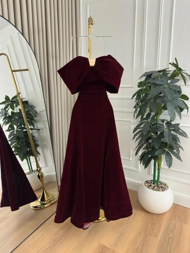 فستان مارون الامبراطوره