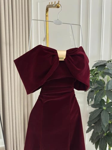 فستان مارون الامبراطوره