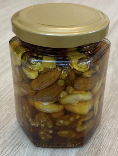 عسل بالمكسرات وخبز النحل