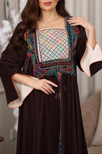 جلابية مخمل فاخرة بلمعة راقية وتطريز يدوي ملون على...