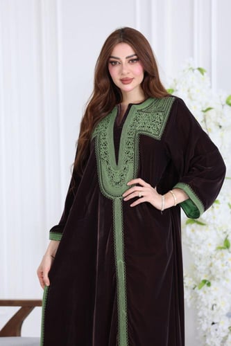 جلابية مخمل فاخرة بتطريز يدوي على الصدر وتصميم واس...