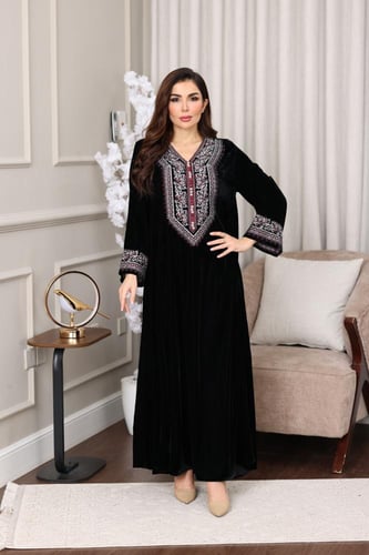 جلابية مخمل فاخرة مطرزة بنقوش تراثية على الصدر وال...