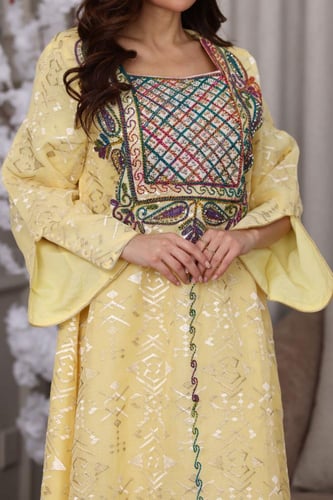 جلابية جاكار بنقشة لامعة وتطريز تراثي ملون على الص...