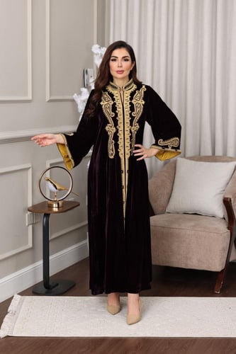 جلابية مخمل فاخرة مطرزة بنقوش ذهبية