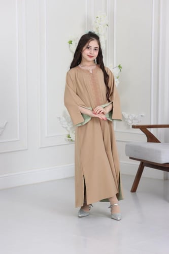 جلابية كريب ( بناتي ) بتطريز كمبيوتر على الصدر