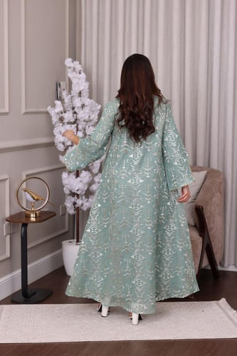 جلابية جاكار بنقشة لامعة وتطريز تراثي ملون على الص...