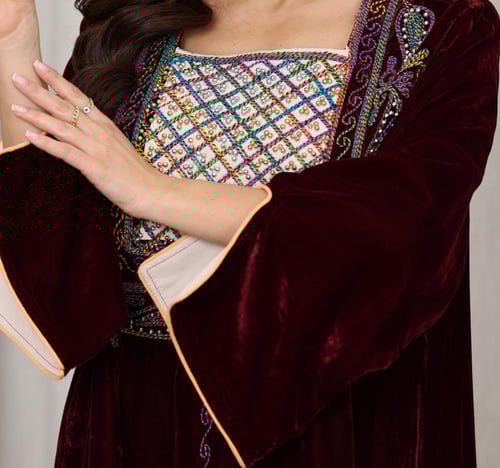 جلابية مخمل فاخرة بلمعة راقية وتطريز يدوي ملون على...