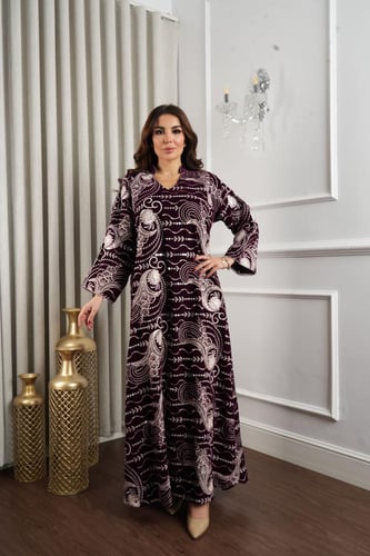 جلابية مخمل واسعة وفضفاضة بتطريز شك كثيف وبارز