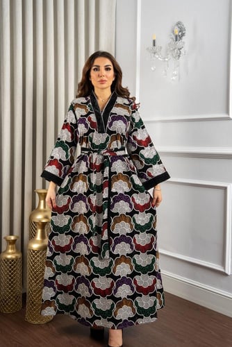 جلابية مخمل بتصميم واسع مريح منقش بزخارف كبيرة