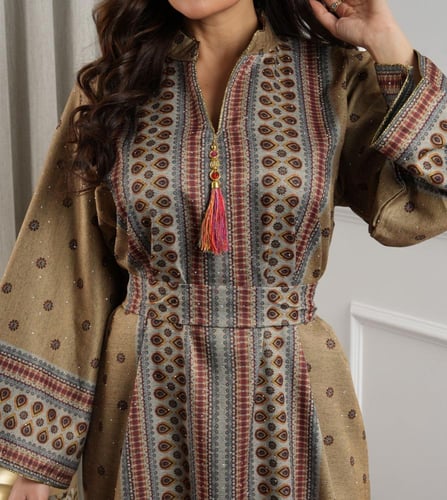 جلابية كشميري فاخرة مزينة بأنماط وزخارف مستوحاة من...