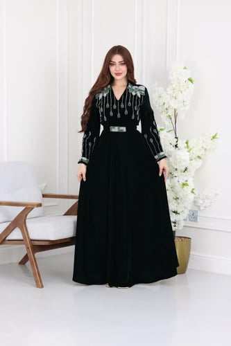 جلابية مخمل سهرة مطرزة يدويًا بتفاصيل خرز لامعة وت...