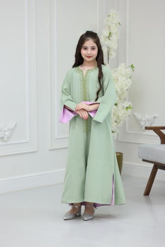 جلابية كريب ( بناتي ) بتطريز كمبيوتر على الصدر