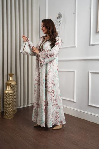 جلابية قطنية بطبعة أزهار ناعمة وتطريز مغربي