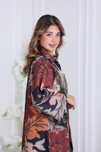 جلابية لينن فاخرة بنقشة أوراق وتطريز لامع بقصة واس...