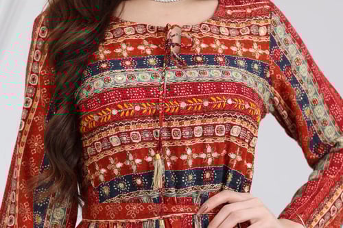 جلابية رايون قطن منقوش بتطريز على الصدر