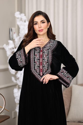 جلابية مخمل فاخرة مطرزة بنقوش تراثية على الصدر وال...