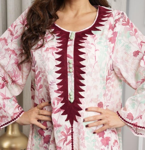 جلابية قطنية بطبعة أزهار ناعمة وتطريز مغربي