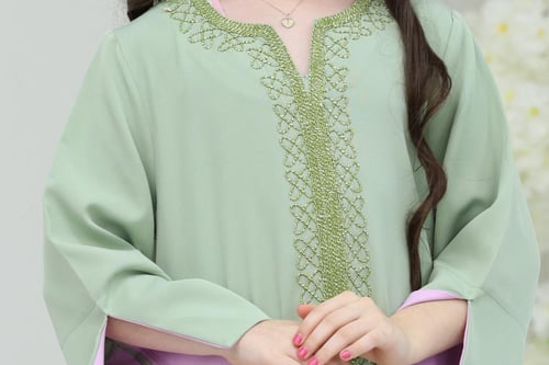 جلابية كريب ( بناتي ) بتطريز كمبيوتر على الصدر