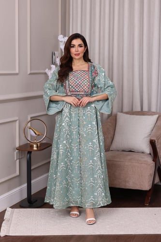 جلابية جاكار بنقشة لامعة وتطريز تراثي ملون على الص...