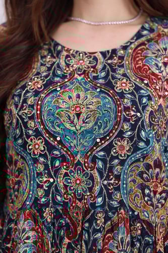 جلابية رايون قطن منقوش بتطريز خفيف على الصدر