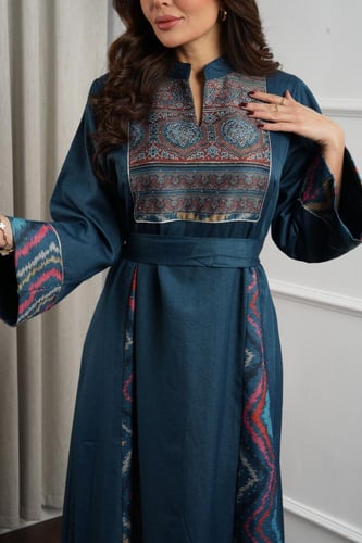 جلابية كشميري بقصة واسعة مريحة مع تفاصيل زخرفية مم...