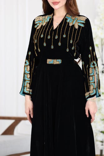 جلابية مخمل سهرة مطرزة يدويًا بتفاصيل خرز لامعة وت...