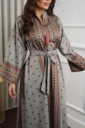 جلابية كشميري فاخرة مزينة بأنماط وزخارف مستوحاة من...