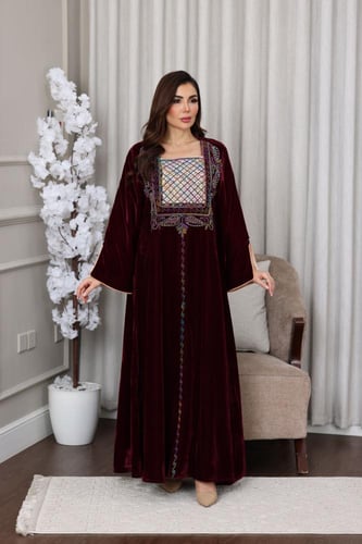 جلابية مخمل فاخرة بلمعة راقية وتطريز يدوي ملون على...