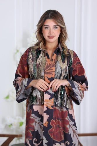 جلابية لينن فاخرة بنقشة أوراق وتطريز لامع بقصة واس...