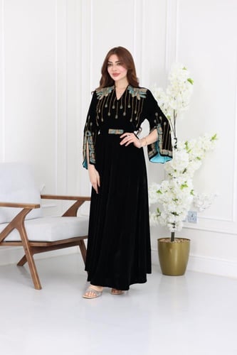 جلابية مخمل سهرة مطرزة يدويًا بتفاصيل خرز لامعة وت...