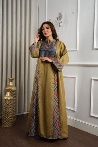 جلابية كشميري بقصة واسعة مريحة مع تفاصيل زخرفية مم...