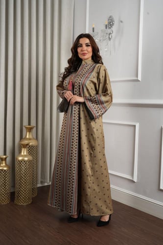 جلابية كشميري فاخرة مزينة بأنماط وزخارف مستوحاة من...