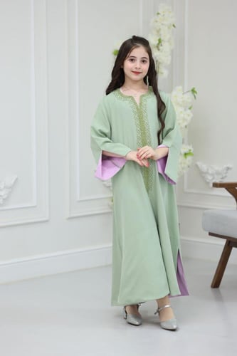 جلابية كريب ( بناتي ) بتطريز كمبيوتر على الصدر