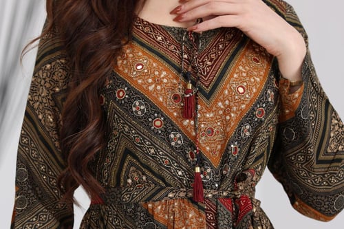 جلابية رايون قطن منقوش بتطريز على الصدر