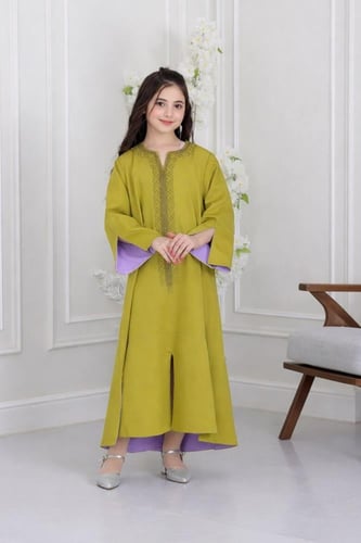 جلابية كريب ( بناتي ) بتطريز كمبيوتر على الصدر