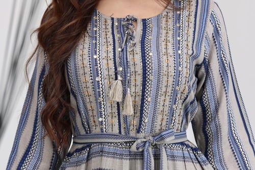 جلابية رايون قطن منقوش بتطريز خفيف على الصدر