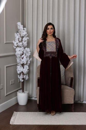 جلابية مخمل فاخرة بلمعة راقية وتطريز يدوي ملون على...