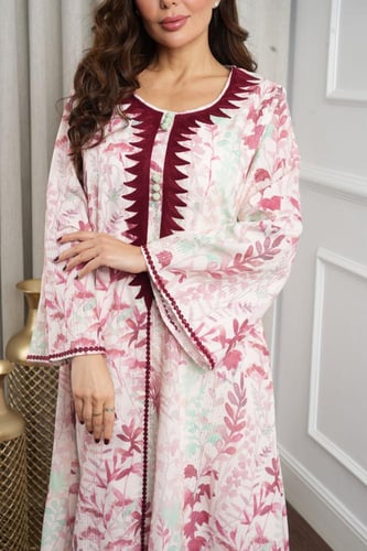 جلابية قطنية بطبعة أزهار ناعمة وتطريز مغربي